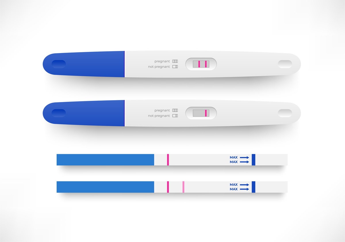 Tehotenské testy z moču a výsledky - 4 testy vedľa seba - ukazujú pozitívny a negatívny výsledok